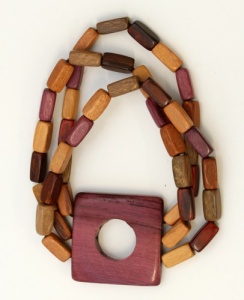 Armbänder aus Holz