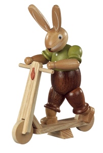 Hase auf Roller