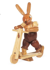 Hase auf Roller